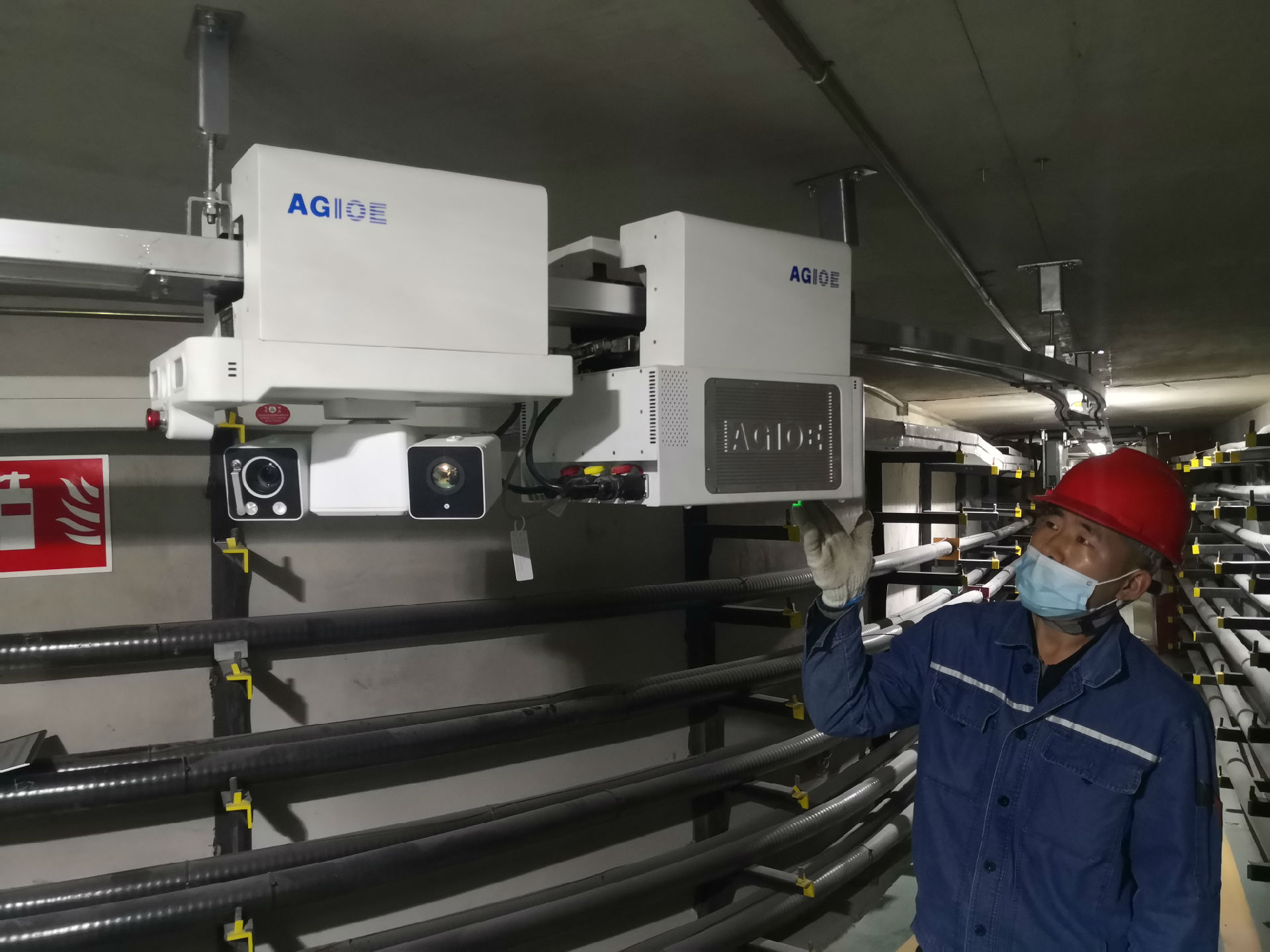 王俊啟與機器人 (1).jpg